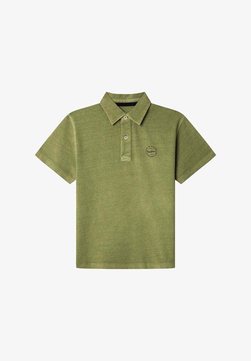 Polo vert olive à manches courtes avec deux boutons et petit logo circulaire sur la poitrine gauche.