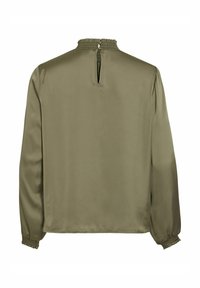 Olivgrön blus med långa ärmar, smockad halsringning och ärmslut. Silkeslen textur med en nyckelhålöppning bak.