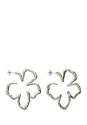 Boucles d’oreilles en métal ton argent, en forme de fleurs abstraites à cinq pétales irréguliers, avec une texture martelée et une fermeture par poussette.