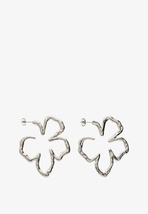 Boucles d’oreilles en métal ton argent, en forme de fleurs abstraites à cinq pétales irréguliers, avec une texture martelée et une fermeture par poussette.