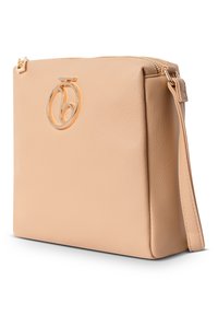 Borsa in pelle color pesca con finitura testurizzata, caratterizzata da un accento del logo in tonalità oro e chiusura con zip superiore. Include una tracolla rimovibile.
