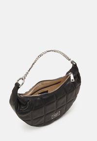 Borsa a spalla in pelle trapuntata nera con manico in catena argentata e chiusura a zip. Presenta un logo del brand e un interno beige con tasche.