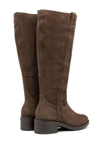 Brązowe zamszowe kozaki za kolano z zaokrąglonym noskiem, detalem bocznego szwu i niskim, blokowym obcasem. Miękka faktura i prosty design bez widocznych elementów metalowych.