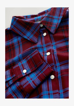 Punat ja sinine ruuduline nööbiga särk, millel on kraega kaelus, nööbiga eesosa ja tekstureeritud kangas koos taskudetailiga.