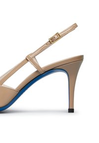 Slingback beige in pelle con tacco alto e suola blu, caratterizzato da una striscia sottile con una fibbia dorata e una punta a forma appuntita.