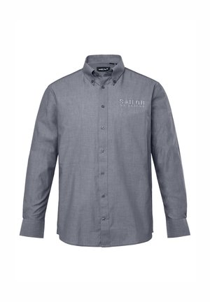 Grå skjorte med knaplukning lavet af stof med en let tekstur. Har krave, lange ærmer og broderet detalje "SAILOR 63.261534".