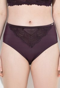Hooggesneden, donkerpaarse onderbroek met kantdetails aan de voorkant en een gladde textuur, met een subtiele glans en een elastische tailleband.