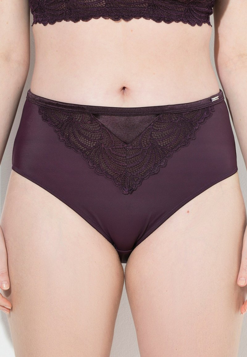 Hooggesneden, donkerpaarse onderbroek met kantdetails aan de voorkant en een gladde textuur, met een subtiele glans en een elastische tailleband.