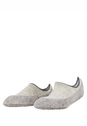 Para szarych wełnianych kapci domowych z gumowymi, nakropkowanymi podeszwami, niskim fasonem i miękką górą z tkaniny dla komfortu i ciepła.