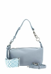 Sac à main en cuir gris avec une finition texturée, doté d'une fermeture éclair et d'une bandoulière réglable à motif bleu et blanc.