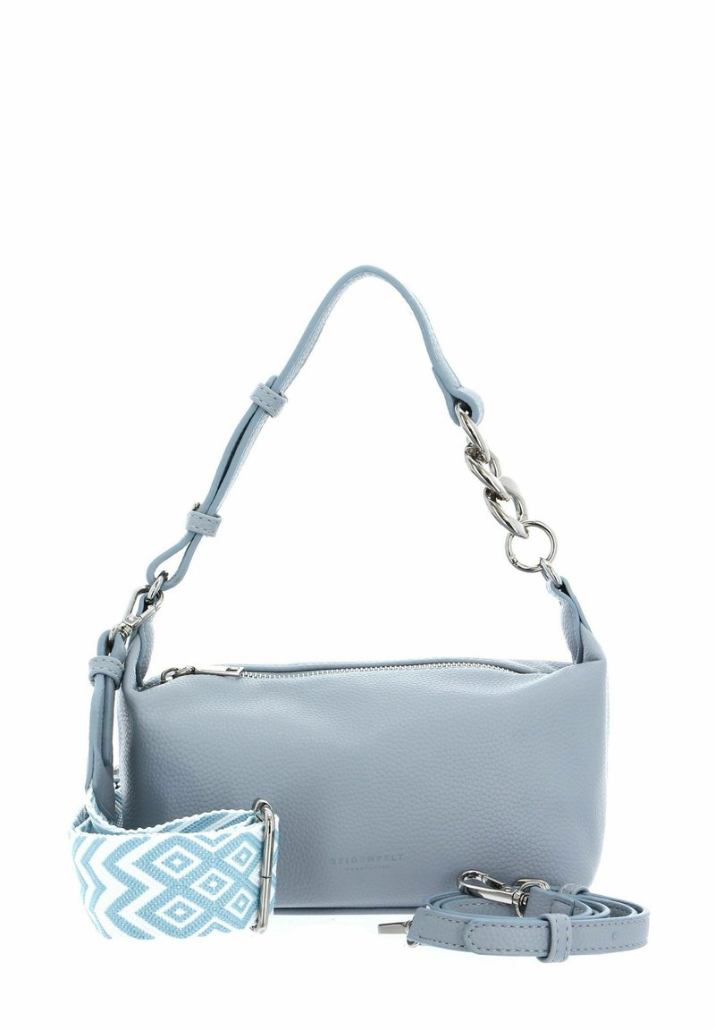 Sac à main en cuir gris avec une finition texturée, doté d'une fermeture éclair et d'une bandoulière réglable à motif bleu et blanc.