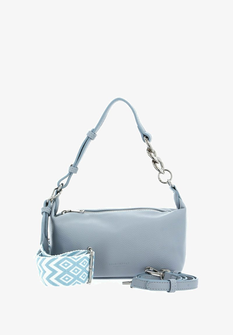 Sac à main en cuir gris avec une finition texturée, doté d'une fermeture éclair et d'une bandoulière réglable à motif bleu et blanc.