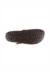 Suela de sandalia marrón con agarre texturizado y con patrón. Correas de cuero que aseguran el pie, con una hebilla ajustable para un mejor ajuste. Diseño plano.