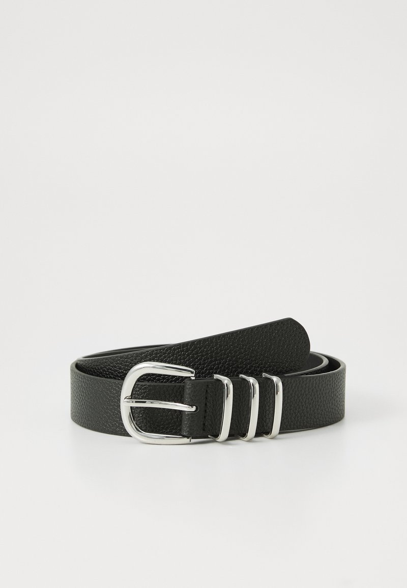 Ceinture en cuir noir avec une finition texturée, dotée d'une boucle en métal argenté et de trois boucles d'ajustement. Design simple et fonctionnel.