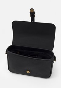 Černá kožená crossbody taška obdélníkového tvaru, s mosazným zacvakávacím uzávěrem a textilní podšívkou. Uvnitř se nachází zipová kapsa pro lepší organizaci.