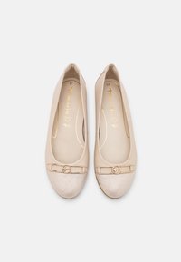 Ballerine beige con tomaia liscia e punta testurizzata. Caratterizzate da un dettaglio a fiocco in oro e logo sulla soletta. Taglia 37.