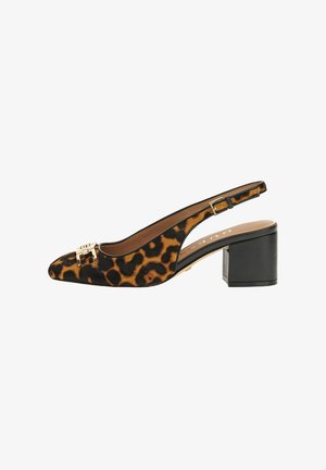 Slingback-schoen met luipaardprint, puntige neus, glanzende zwarte blokhak en een gouden accentgesp op de wreef. Zacht textuurmateriaal.