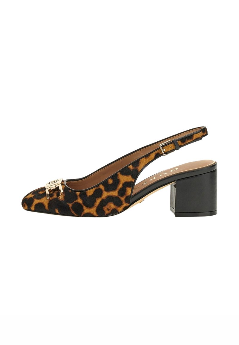 Slingback-schoen met luipaardprint, puntige neus, glanzende zwarte blokhak en een gouden accentgesp op de wreef. Zacht textuurmateriaal.