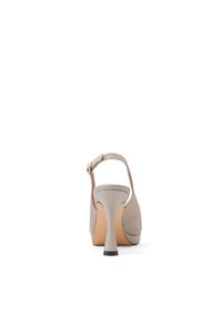 Scarpa beige con tacco alto, punta arrotondata, cinturino slingback e superficie texturizzata. Presenta un tacco sottile e un design morbido e curvato.
