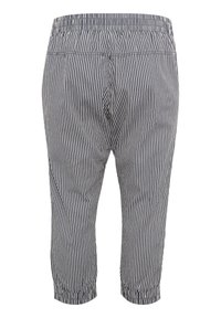 Pantalons cropped rayés en coton bleu marine et blanc. Dotés d'une taille élastique et de poignets froncés aux chevilles. Vue arrière affichée.