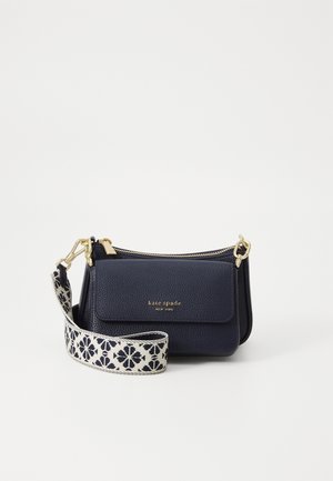 Lille navyblå Kate Spade crossbody taske i læder med frontklap-lomme og sort-hvidt blomsterprint aftagelig rem.