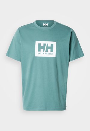 Camiseta de manga corta color verde menta hecha de algodón, con un logo rectangular blanco que incluye las letras "HH" y el texto "HELLY HANSEN" en el centro delantero.