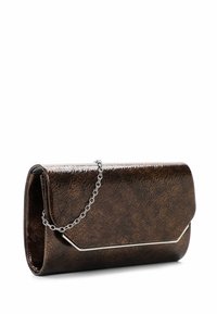 Clutch de charol marrón con una cadena plateada, que presenta una superficie texturizada y un acento geométrico en la solapa frontal.