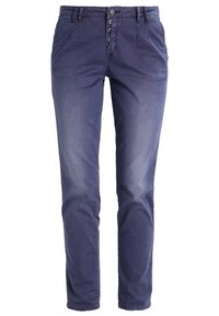 Donkerblauwe slim-fit herenbroek met knoopsluiting, riemlussen en zijzakken, licht vervaagd bij de bovenbenen en knieën.