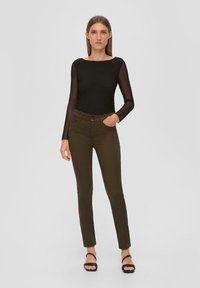 s.Oliver BLACK LABEL Jeans Slim Fit - olivgrün