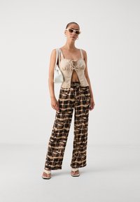 ONLY Petite ONLHILLERY - Kelnės - black/brown tie dye