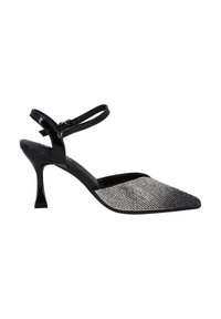 Zapatos de tacón slingback de charol negro con puntera puntiaguda, que cuentan con una parte superior adornada con brillantes de diamante y un tacón de aguja moderado. Correa ajustable en el tobillo.