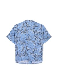 Camicetta a maniche corte in tessuto azzurro chiaro con un motivo paisley in bianco e nero. La vista posteriore mostra una vestibilità morbida e un design del colletto.