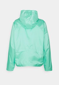 Lichtgroene hooded windbreakerjack, gezien van de achterkant, met lange mouwen en subtiele reflecterende stippen nabij het lagere midden.