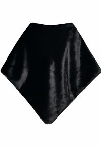 Poncho en fausse fourrure noire en forme de diamant, avec une texture lisse et une finition brillante, conçu pour la chaleur et la couverture.