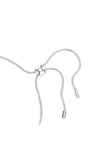 Collana in argento sterling con chiusura sferica, caratterizzata da due catene sottili che si dividono in tre estremità con accenti cilindrici.