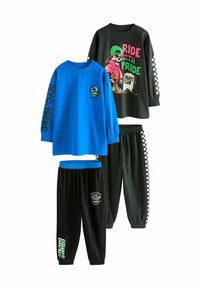 Deux chemises à manches longues : l'une bleue avec un graphique de NYC, l'autre noire avec un design de squelette coloré. Pantalons noirs avec des accents bleus et des graphismes.