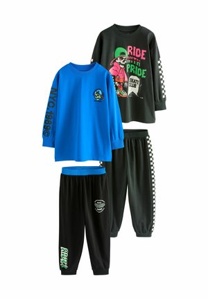 Deux chemises à manches longues : l'une bleue avec un graphique de NYC, l'autre noire avec un design de squelette coloré. Pantalons noirs avec des accents bleus et des graphismes.