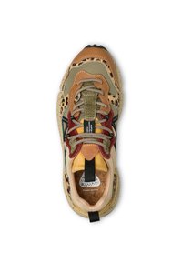 Färgglad sneakers som har en blandning av material, inklusive läder och mocka. Har distinkta snören, flera texturer och en fläckig sula.