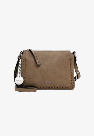 Beige schoudertas gemaakt van zacht leer met gevlochten accenten, zilveren hardware en een afneembare riem met een ronde logo-tag.