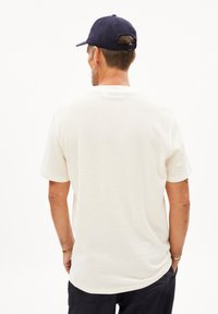 ARMEDANGELS MAARKOS WAFFLE - T-shirt basic - oatmilk