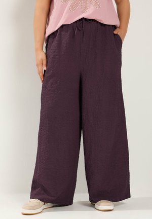 Yours Clothing, PLUS SIZE WIDE LEG TROUSERS - Pantaloni - aubergine