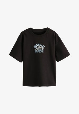 Fekete, rövid ujjú póló, kék és fehér "SENSO-II" hímzéssel, lazán illeszkedő szabással és kerek nyakkivágással. Puha pamut anyag.