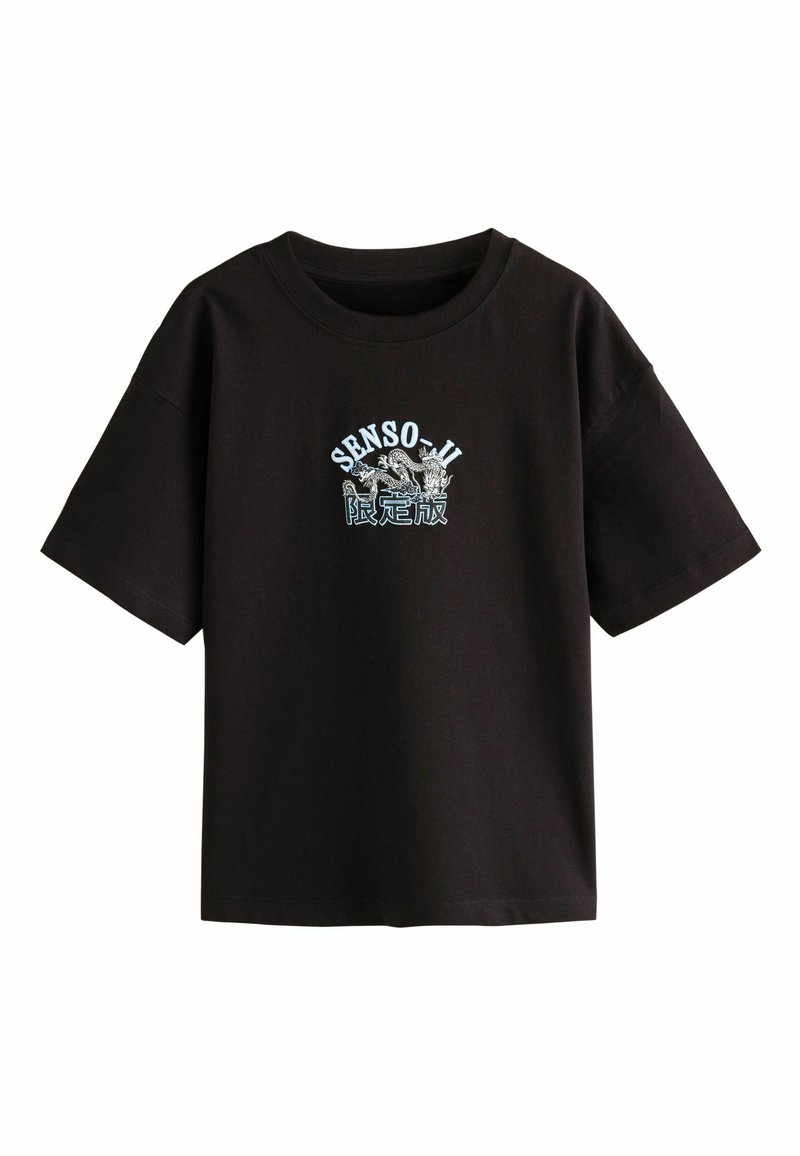 Svart kortärmad t-shirt med "SENSO-II" broderat i blått och vitt, med en avslappnad passform och rundhals. Mjuk bomullsmaterial.