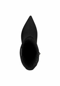 Bottines à bout pointu noires avec une finition en daim lisse, un tige structurée et une fermeture éclair sur le côté pour un enfilage facile.