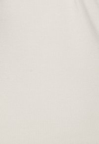 Tela blanca acanalada que muestra finas líneas verticales y una textura suave, adecuada para diversas prendas. Sin patrones ni detalles visibles.