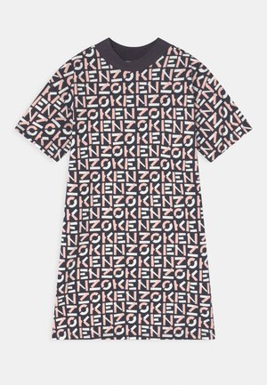 Vestido de manga corta con fondo azul marino y patrón de texto repetido en rosa claro y blanco, cuello redondo y silueta recta.