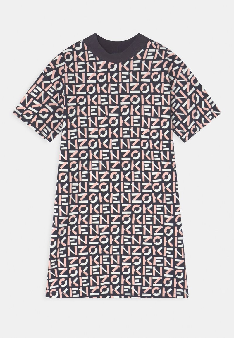 Vestido de manga corta con fondo azul marino y patrón de texto repetido en rosa claro y blanco, cuello redondo y silueta recta.