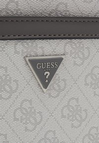 Guess VEZZOLA - Skuldertasker - white/grey