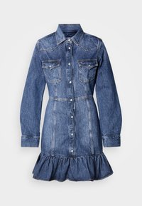 Vestido de ganga com mangas longas, gola de colarinho, dois bolsos no peito, fecho de botões à frente e bainha com pregas. Lavagem azul clara com textura esmaecida.