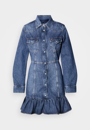 Abito in denim con maniche lunghe, colletto, due tasche sul petto, chiusura frontale con bottoni e orlo arricciato. Lavaggio azzurro chiaro con texture sbiadita.